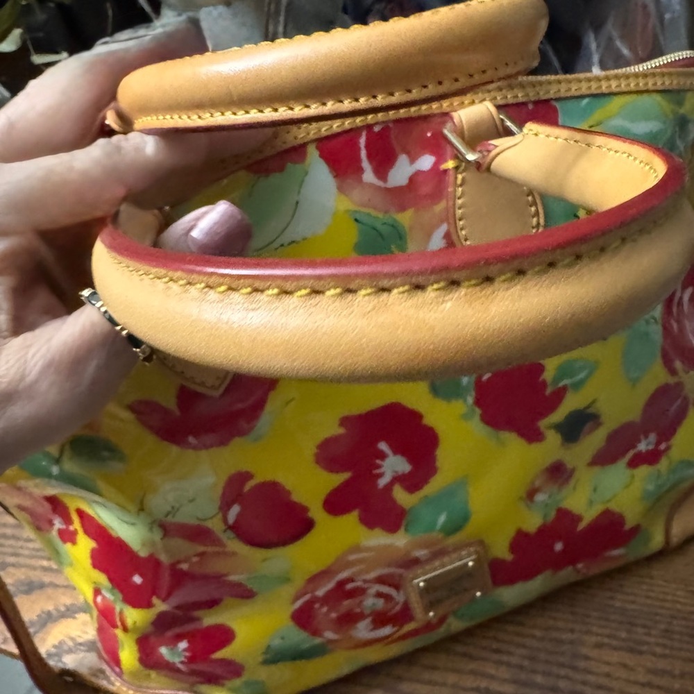 💕REDUCED Dooney & Bourke Yellow and Red Floral Shoulder Bag - Picture 4 of 10
